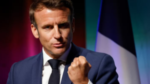 Arrêtez donc ce fou de Macron avant qu’il ne commette l’irréparable !