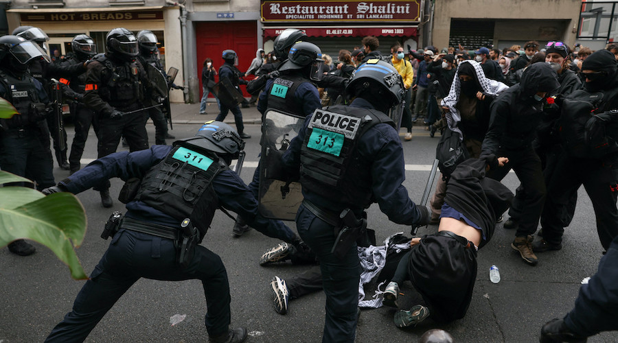 Régime spectacle à Paris : bourreau le matin, victime à midi, sauveur le soir
