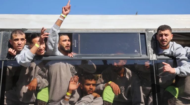 Accord de cessez-le-feu : l’entité sioniste libère 83 prisonniers palestiniens de la prison d’Ofer   