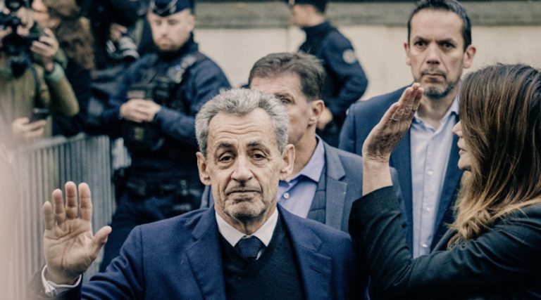 Les sociétés intègres bannissent leurs dirigeants condamnés, la France dépravée les bénit