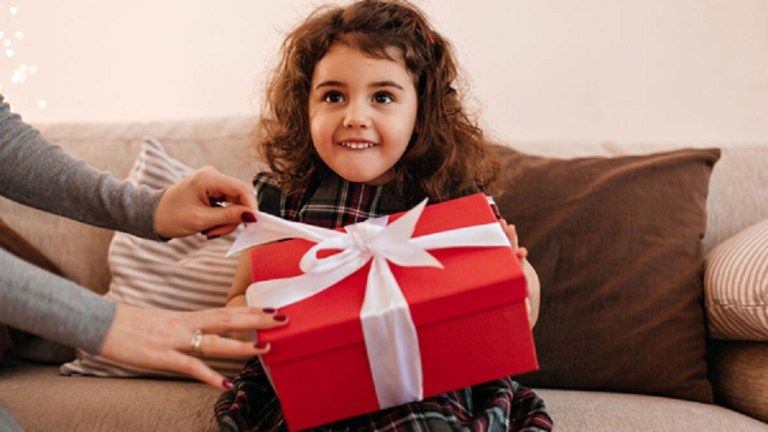 Comment envoyer des cadeaux aux enfants quand vous êtes à l’étranger pour les rendre magiques