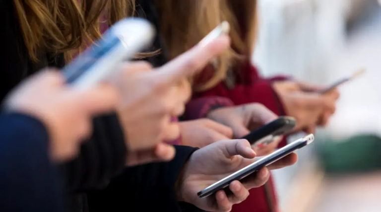Une enquête nationale révèle un usage abusif des smartphones en milieu scolaire