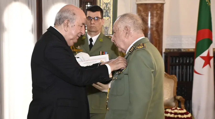 Le président de la République préside la cérémonie de remise des médailles au palais du Peuple