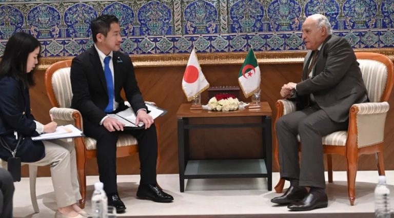 Ahmed Attaf reçoit le vice-ministre japonais des Affaires étrangères