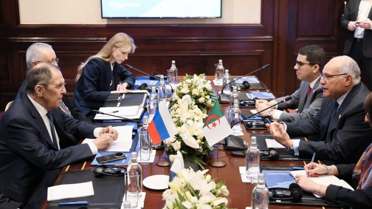 Ahmed Attaf s’entretient avec Sergueï Lavrov au Caire en marge du Forum russo-africain