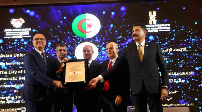 Oran reçoit le Golden award de la meilleure destination touristique émergente en Afrique pour l’année 2025