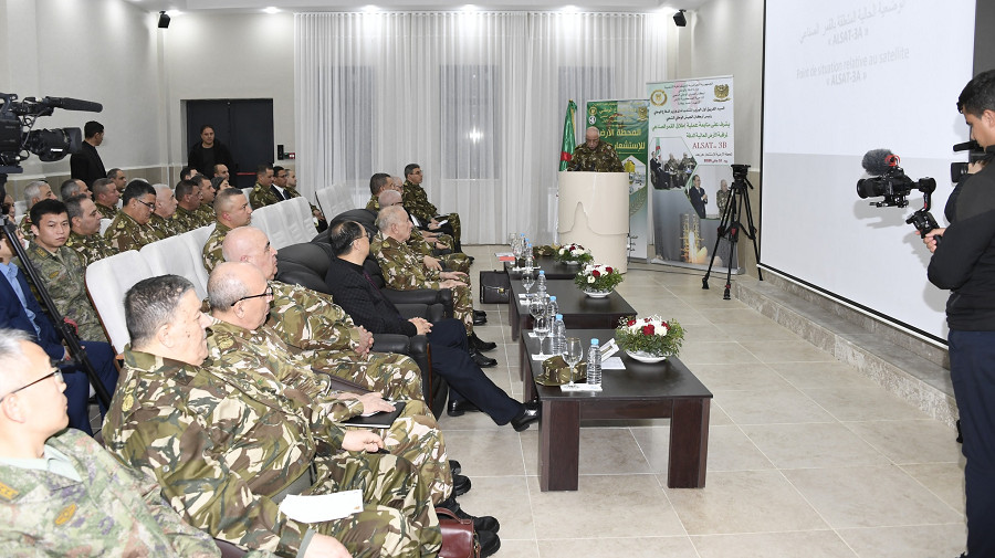 Le général d’armée Saïd Chanegriha suit l’opération de lancement réussie du second satellite Alsat-3B
