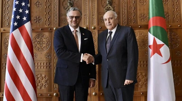 Attaf reçoit le haut conseiller de Donald Trump pour l’Afrique, les affaires arabes et le Moyen-Orient