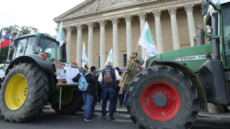 Accord Mercosur : les paysans français en colère prennent d’assaut l’Assemblée nationale