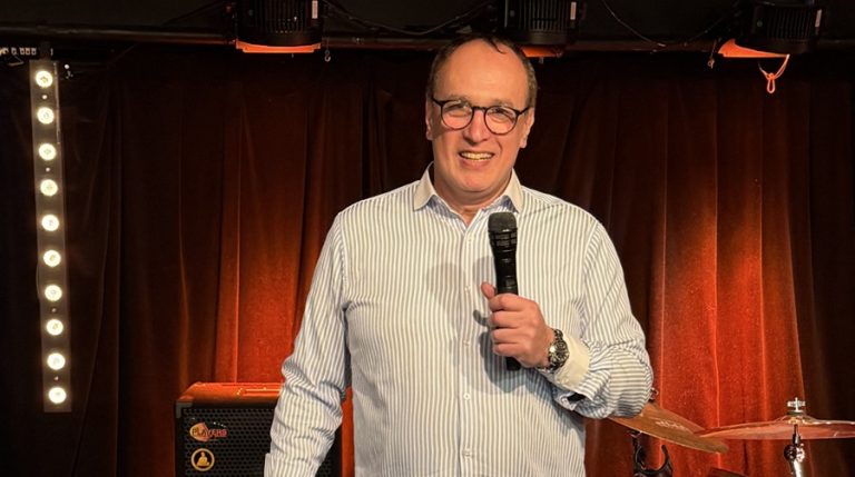 L’Algérie, tu l’aimes ou tu la kiffes : Smaïl Chertouk, de l’écriture à la scène