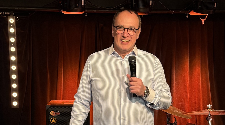 L’Algérie, tu l’aimes ou tu la kiffes : Smaïl Chertouk, de l’écriture à la scène