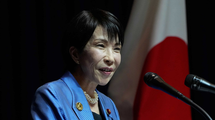 Sanae Takaichi sous le feu pour ses fleurs sur la tombe du pilote génocidaire de Nagasaki