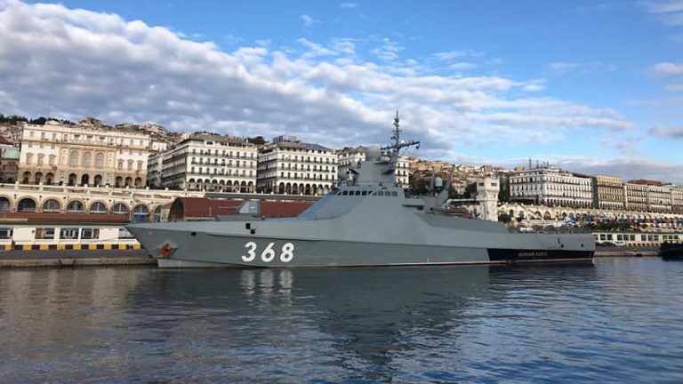 Des navires appartenant à la flotte du Nord de la Marine russe accostent au port d’Alger