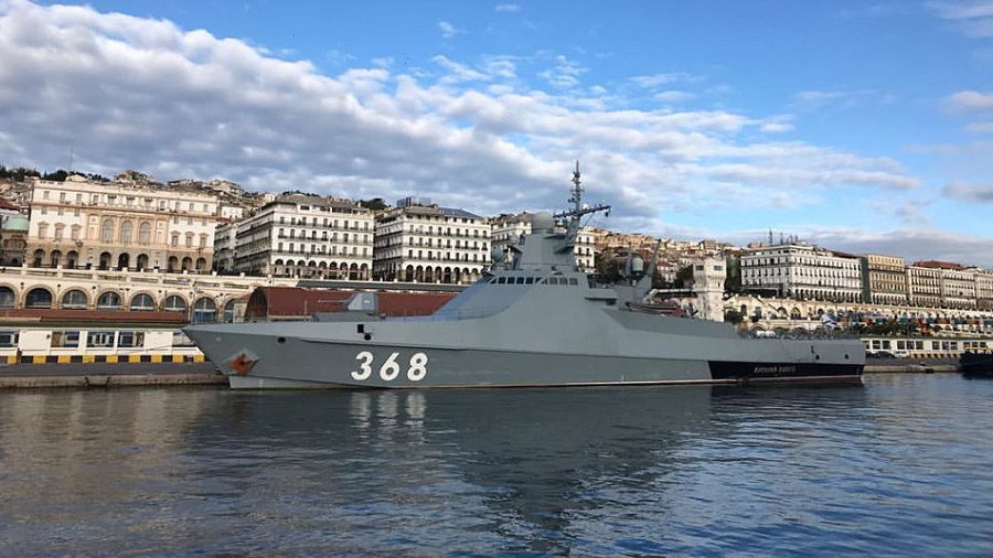 Des navires appartenant à la flotte du Nord de la Marine russe accostent au port d’Alger
