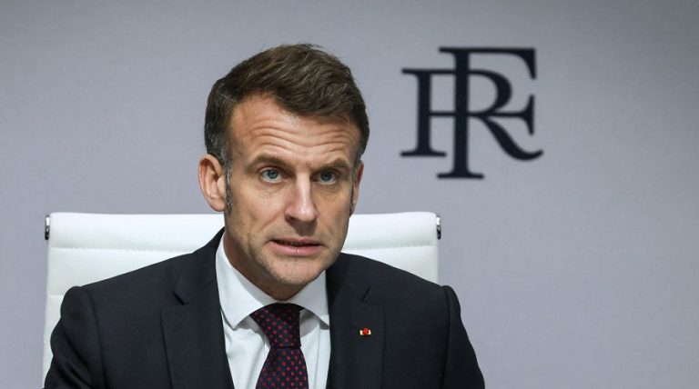 Condoléances de Macron : Paris veut renouer avec Alger sans rompre avec ses vieux réflexes