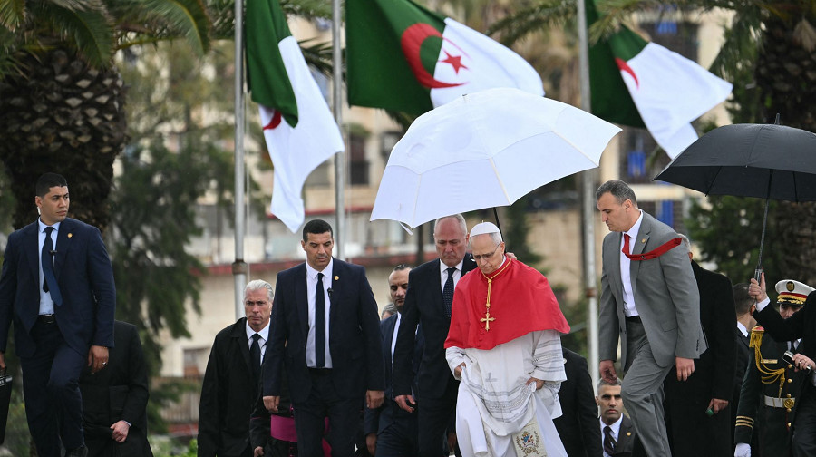Le voyage du pape en Algérie a provoqué une gigantesque frustration à Paris et à Rabat
