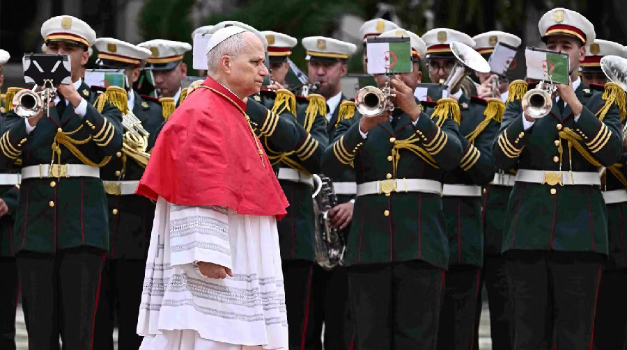 Le voyage du pape en Algérie a provoqué une gigantesque frustration à Paris et à Rabat