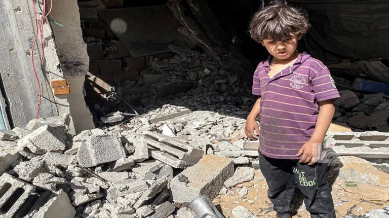 64 000 enfants orphelins et plus de 50 000 tués à Gaza : le silence complice face au génocide