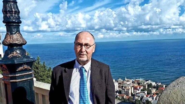 Quand l’officier de la DGSE Driencourt distribue les galons et les treillis à Algeriepatriotique