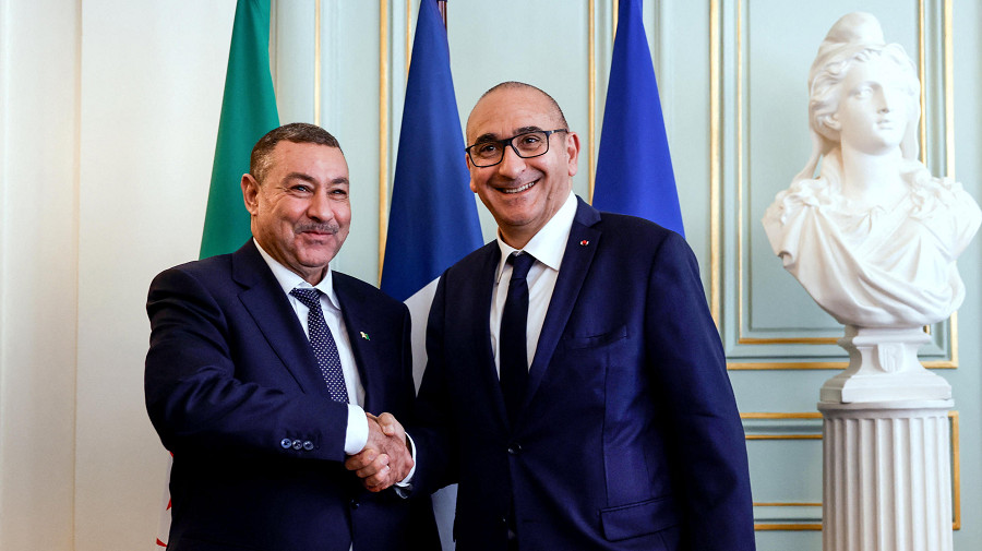 Emballement médiatique et calculs politiques accompagnent la visite de Sayoud à Paris
