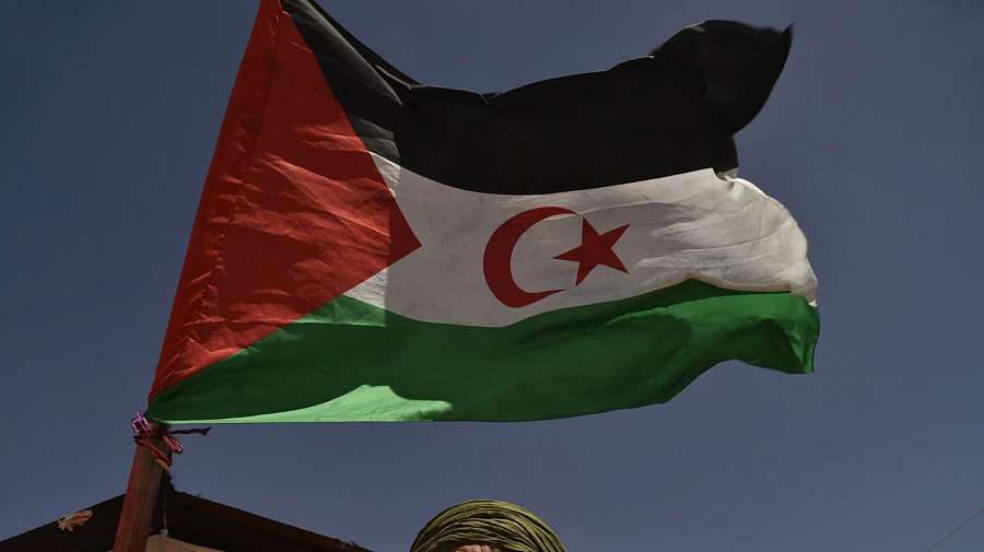 Le drapeau sahraoui flotte à Laâyoune : un double défi lancé au Makhzen et à la France