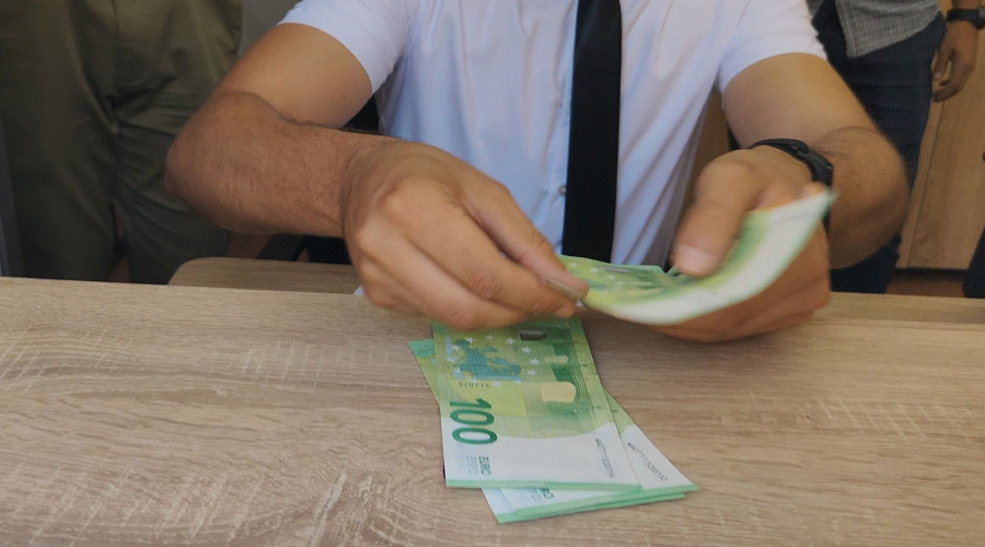 La justice s’attaque aux réseaux de fraude liés à l’allocation de voyage : quinze individus poursuivis