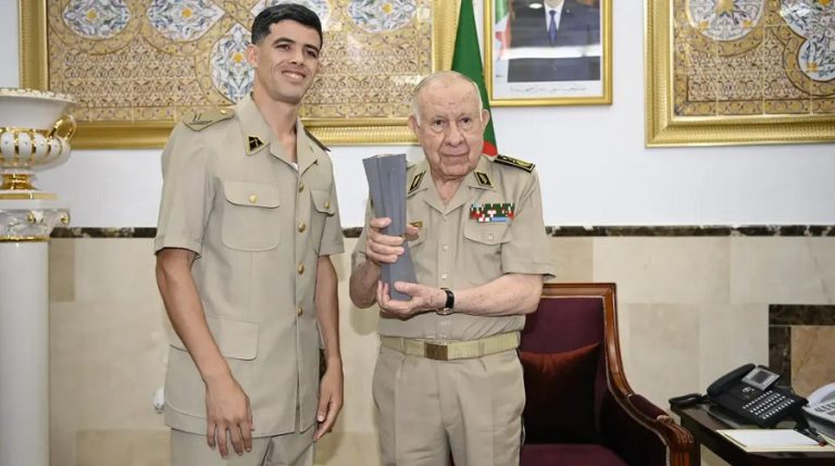 Le général d’armée Saïd Chanegriha honore le champion du monde du 800 mètres Djamel Sedjati