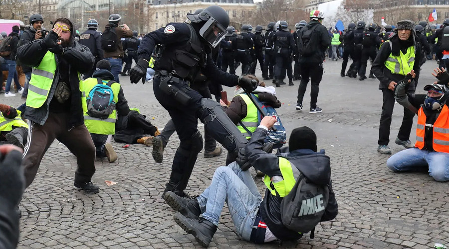 Grenades de la lutte politique : à qui profite la radicalisation des protestations ?